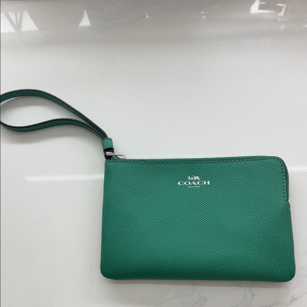 NWOT COACH Emerald Green Saffiano Leather Wristlet